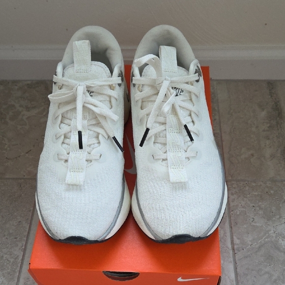 Nike Womens Motiva White and Gray Walking Shoes - Picture 2 of 4